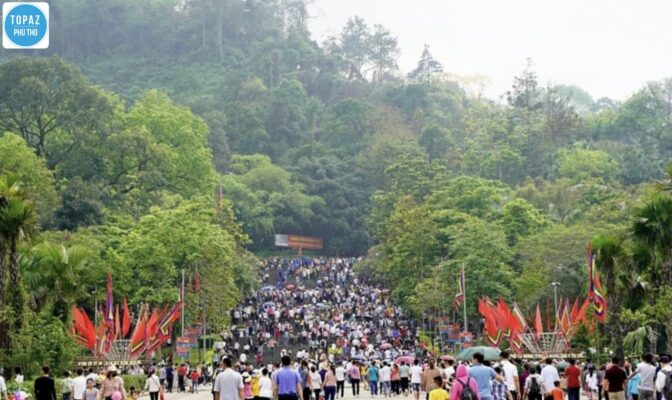 Hình ảnh người dân nô nức tới dự lễ hội đền Hùng 